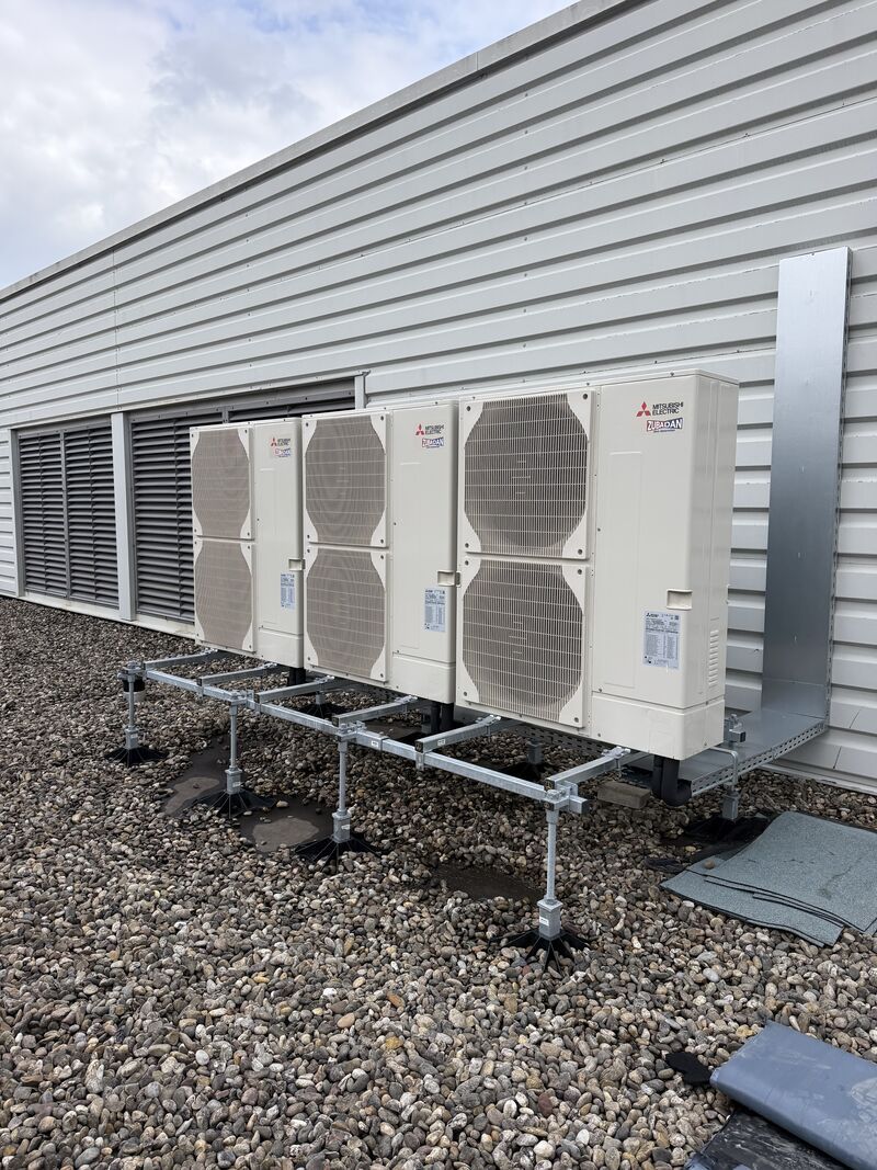 Moderne wand-airconditioning in een lichte woonkamer